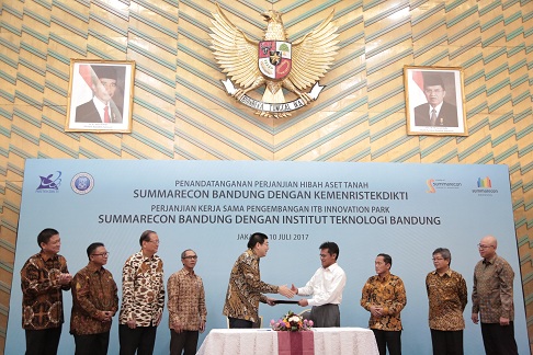 https://images-residence.summarecon.com/images/gallery/article/5879/perjanjian hibah kemenristek itb 3.jpg